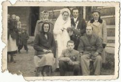 Anna Malec z rodziną w dniu ślubu córki. lata 50. fotografia z archiwum rodzinnego <br />
