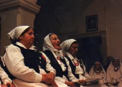 Aniela Gmoch z zespołem "Dolinianki" z Bełżca, kościół św. Krzyża w WarszawieFot. Remigiusz Mazur-Hanaj, 1997