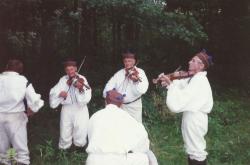 Od lewej Kazimierz Krzyszycha
(akordeon)- tyłem, Jan Żmijan, Mieczyszław Wenek, StanisławŻmijan,
Mieczysław Krzyszycha (bęben) – tyłem. Z archiwum Mieczysława
Wenka 