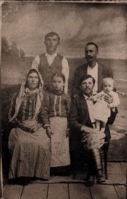 Adam Korczak z żoną i dziećmi, ok. 1914. Ze zbiorów rodzinnych.
