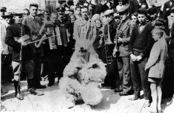 Józef Radej z niedźwiedziem na odpuście w Turobinie, z saksofonem stoi Marian Szumski. Fot. archiwum rodzinne/In Crudo  